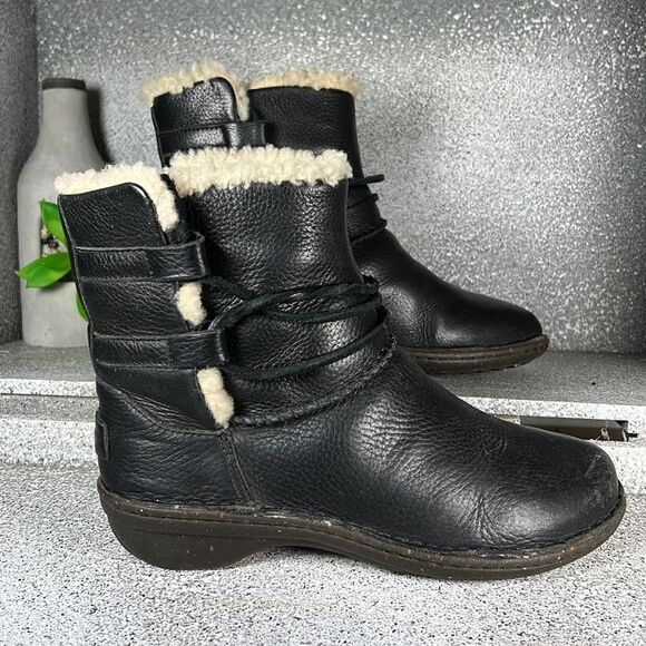 UGG® Women's Caspia Boots Leather Sheepskin Lined Winter Shoes Size 6 - Picture 1 of 12